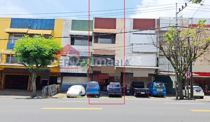 3-Story Shophouse in Malang Business Center 3-Story Shophouse in Malang Business Center