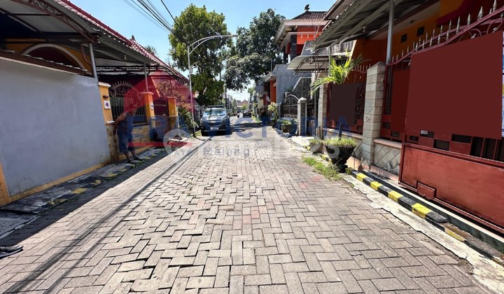 Nice House Unfurnished Freehold Title Sukun, Malang 2