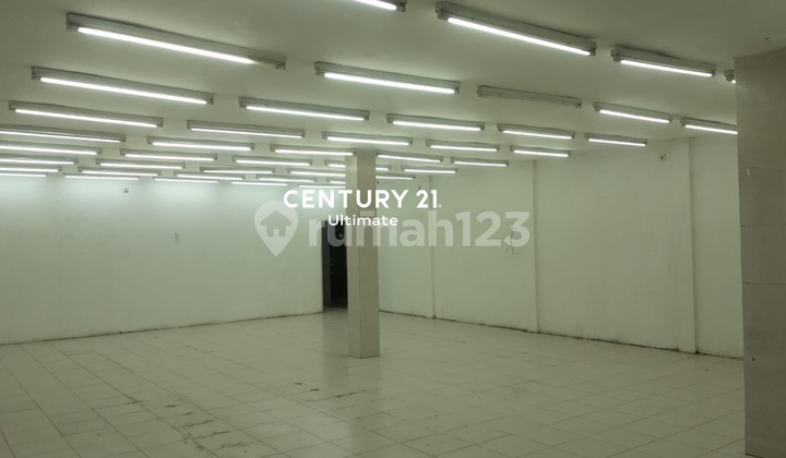 Strategic Shop House on Gunung-Gunung Street, Malang City, Spacious Parking. 2