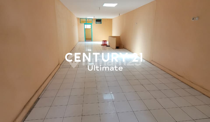 Shop House in the Culinary Center of Malang City, Precisely on Gunung-Gunung Street