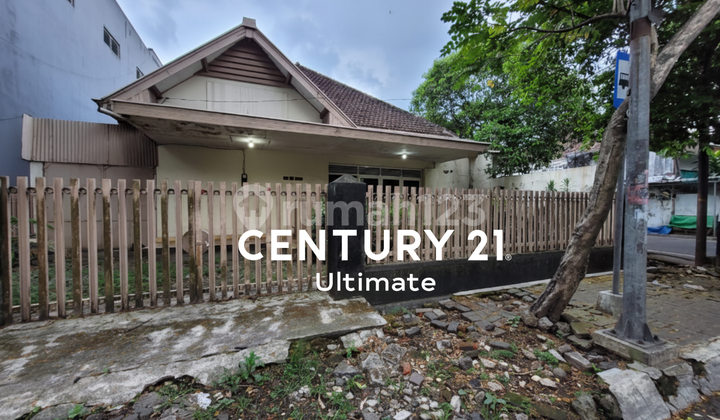 For Sale Super Spacious House Suitable for Cafe Business in Klojen, Malang