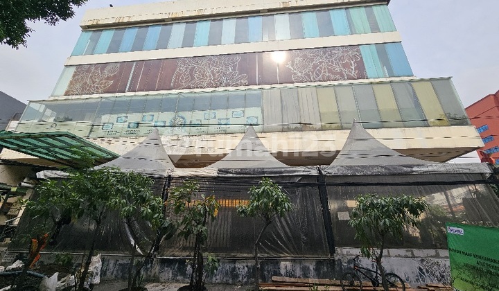 For Rent Building on Jl. Mangga Besar Raya, Very Strategic Location