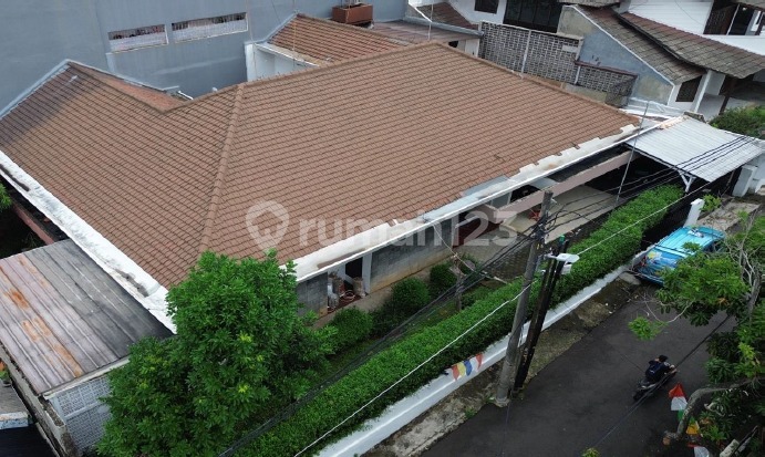 Rumah Luas Di Kebayoran Lama - Harga Cukup Murah, Prospek Menarik! 2