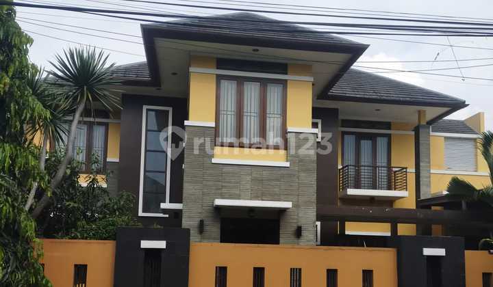 Rumah Besar 2 Lantai Di Lokasi Strategis - Lt 732 M, Cocok Untuk Hunian Mewah Atau Investasi