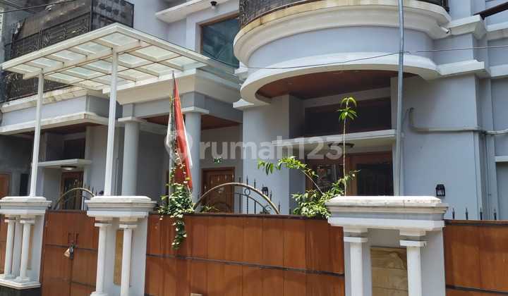 Rumah 2 Lantai Elegan Di Sapta Taruna Bandung, Luas Besar, Nyaman Untuk Keluarga Rumah 2 Lantai Elegan Di Sapta Taruna Bandung, Luas Besar, Nyaman Untuk Keluarga