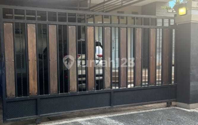 Spacious House Land Area 530 M² - 2 Floors, Large Garden & Parking, Strategic Location in Pancoran 2