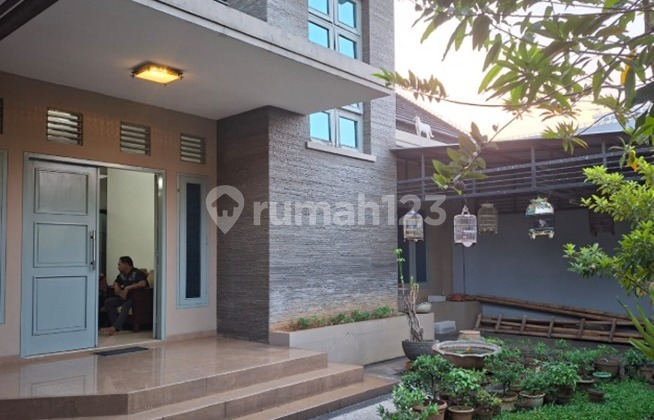 Rumah Luas Lt 530 M² - 2 Lantai, Taman & Parkir Luas, Strategis Di Pancoran