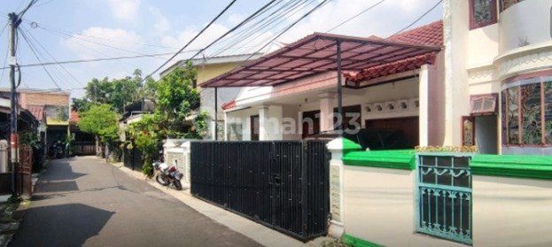 Ready-to-Occupy House with Large Land in Duren Sawit – Quiet Location, Easy Access! Ready-to-Occupy House with Large Land in Duren Sawit – Quiet Location, Easy Access!
