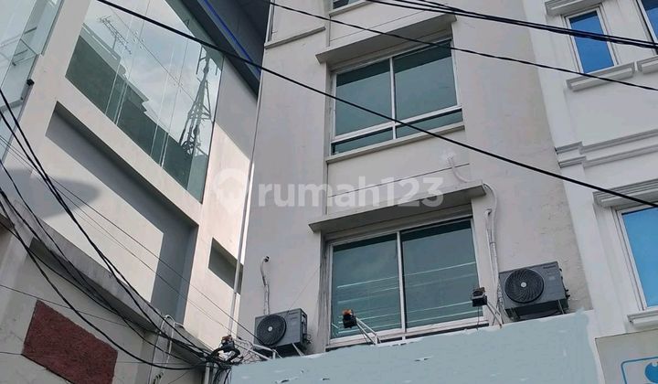 Turun Harga ! Ruko 4 Lantai + Rooftop, Strategis & Siap Huni!