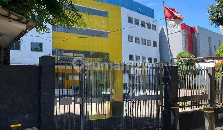 Gedung Bertingkat 4 Lantai Pinggir Jalan Raya Strategis - LT 2220 M² Gedung Bertingkat 4 Lantai Pinggir Jalan Raya Strategis - LT 2220 M²