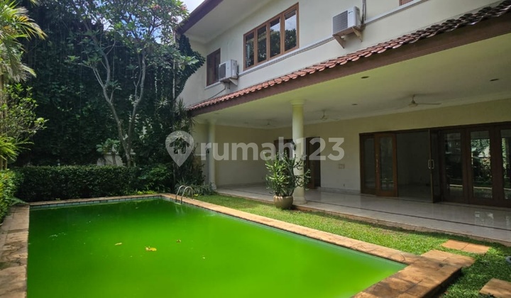 Disewakan Rumah Cantik Asri Dalam Compound Lokasi Strategis Dekat Sekolah Internasional dan Kuliner dan Kemang Raya Area Kemang Jakarta Selatan