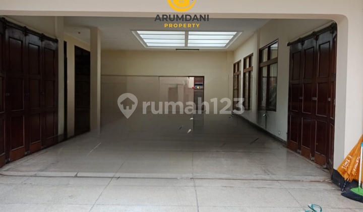Dijual Rumah Lama Harga Murah Dibawah NJOP Lokasi Pinggir Jalan Raya bisa untuk Gedung Kantor, Restoran, Cafe, Office, Clinic, Hotel atau Kost Kostan atau Dealer Mobil atau Motor atau Ruko atau Multifungsi Area Hj Nawi Cipete Dekat Pondok Indah Kebayoran 