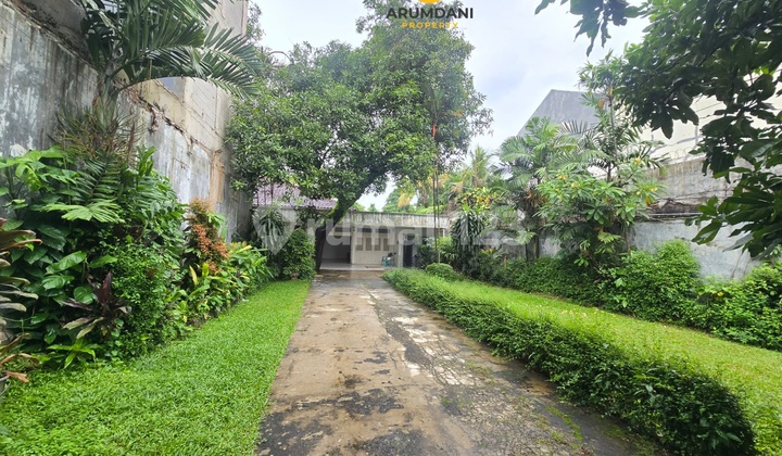 For Sale Old House Land Price Calculation Affordable with Large Land Strategic Location Near International School and Near Culinary and Near Kemang Raya Area Kemang South Jakarta