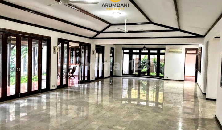 Disewakan Rumah Cantik Asri Tropical Garden Tanah Luas bisa Kantor dan Tempat Tinggal Lokasi Tenang dan Asri Bangunan 1 Lantai Area Dekat Sekolah Ais dan Internasional School Area Kemang Pejaten Jakarta Selatan 2