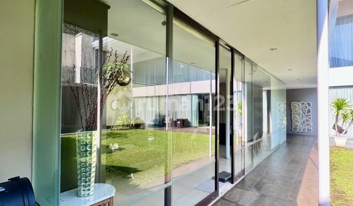 For Quick Sale: Single-Story House Suitable for Restaurant, Cafe, Office, Clinic, and More. Permit Allows for 2 to 3 Floors. South-Facing House in Kebayoran Baru Area, South Jakarta.