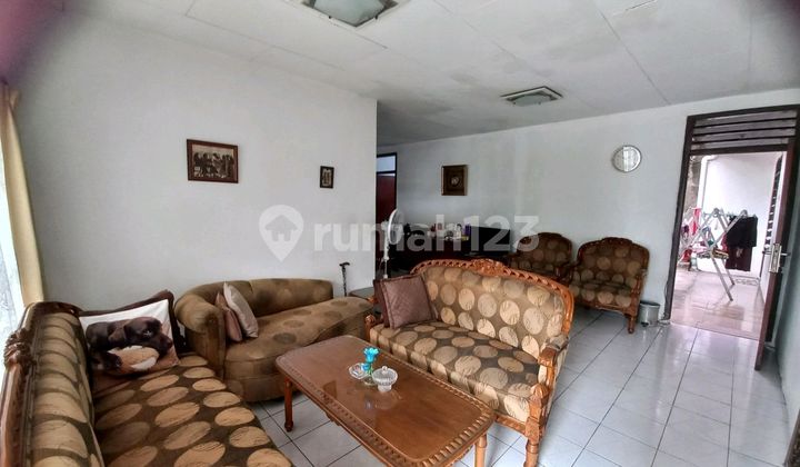 Dijual Rumah Lama, Lokasi Strategis di Kebayoran Baru