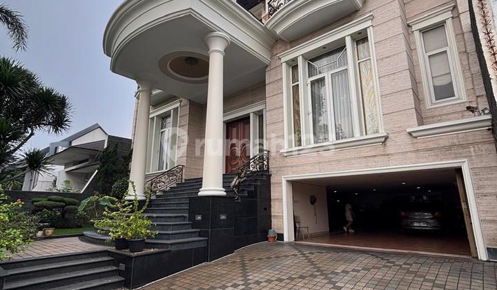 Rumah Bagus Semi Furnished 3 Lantai di Puri Indah, Jakarta Barat