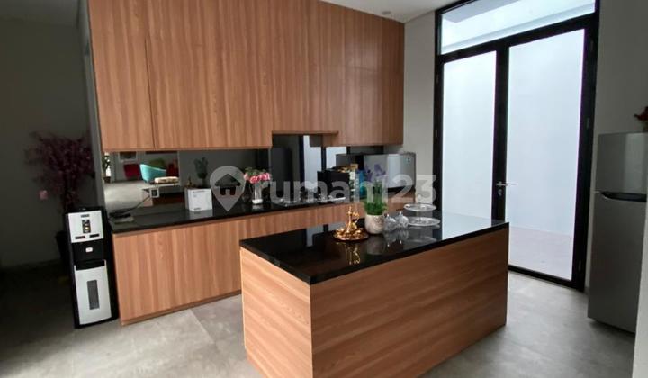 Rumah Modern Minimalist View Danau The Spring Scarlet Gading Serpong, Tangerang Rumah Modern Minimalist View Danau The Spring Scarlet Gading Serpong, Tangerang