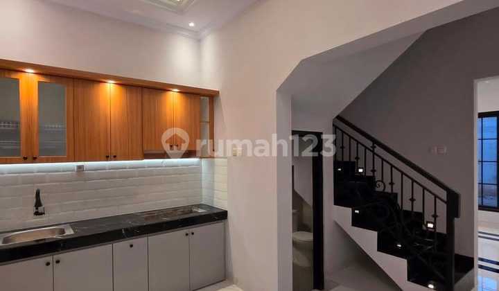 Di Jual Rumah Tiga Lantai Roptop