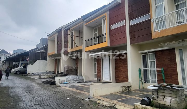Luxury Villa Batu City Location in Junrejo 5 Minutes to Jatim Park 3 Luxury Villa Batu City Location in Junrejo 5 Minutes to Jatim Park 3