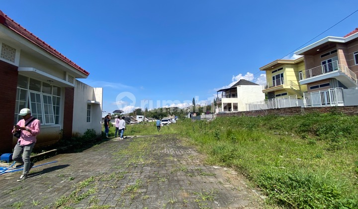 Villa for sale in Batu City, close to several tourist attractions. Villa for sale in Batu City, close to several tourist attractions.