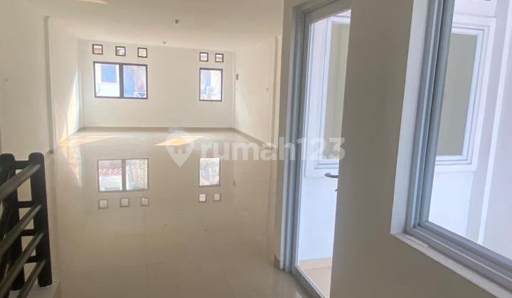 Disewakan Ruko Terenovasi 2 Lantai Sebelah BSD Plaza di Sektor 4 BSD, Tangerang Selatan