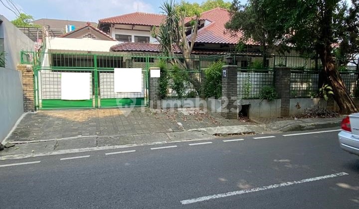 Rumah Parkiran Luas, Ada Halaman Belakang di Lebak Bulus, Jakarta Selatan