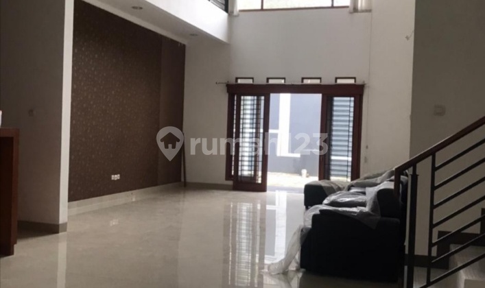 A nice house, ready to occupy, comfortable with fresh air in Setramurni, North Bandung at a negotiable price. 2