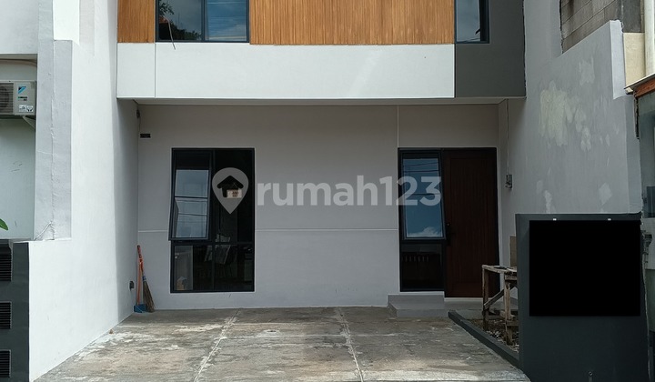 Quick Sale Ready-to-Live House in Nusaloka BSD, Plus Kitchen Set - Negotiable Until Deal !!