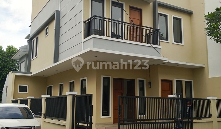 Jual Cepat Rumah 2 Lantai Rapi Strategis Hoek Di Rawamangun 