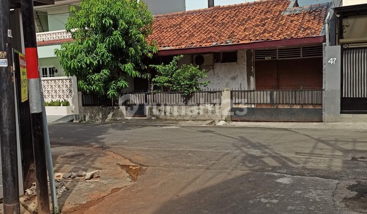 Hot Sale!!! For Sale Old House with SHM 2 Floors in Rawamangun 2