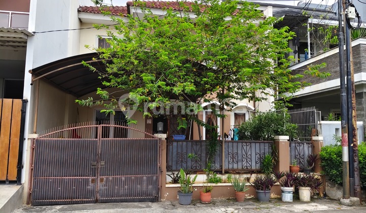 Two-Story Ivory Arcadia House Ready to Occupy Strategic Location