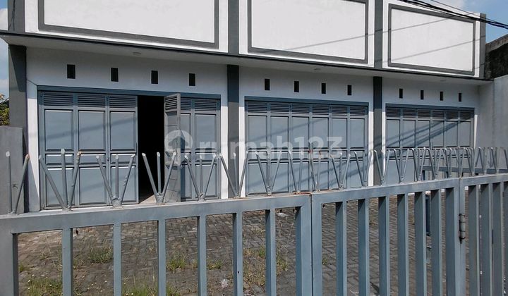 Super Strategically Located Shop House For Rent In East Ungaran!​A Highly Ideal Shop House For Your Business! Located on Jl. S. Parman, Ungaran, This Location Offers The Best Access And High Visibility. This Shop House Is Just A Step Away From The East Ungaran Toll Exit, Close To K 1