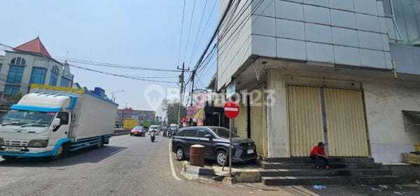 For Rent 3-Story Shop House on the Side of Main Road Ungaran, Near Toll Exit and Market. 1