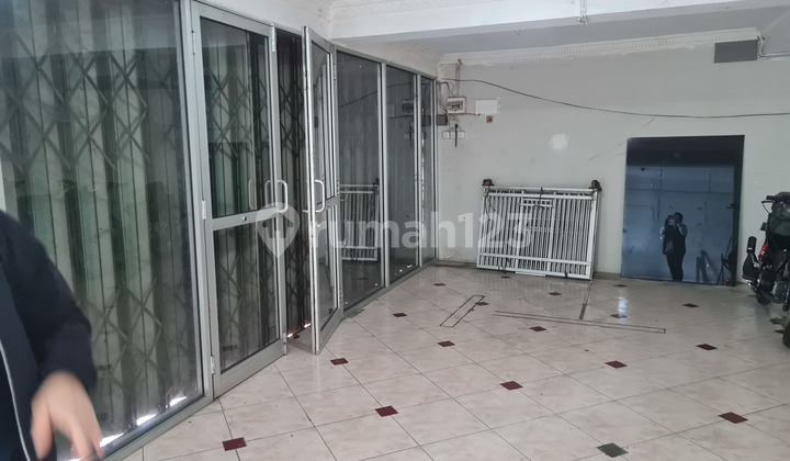 For Rent: Kartini Shop House in Downtown Semarang at Jl. Kartini No. 2, Karangturi, East Semarang, Semarang City, Central Java, Indonesia, 50124. Kartini Shop House 135.0 m², Certificate of Ownership (SHM), Unfurnished. 1