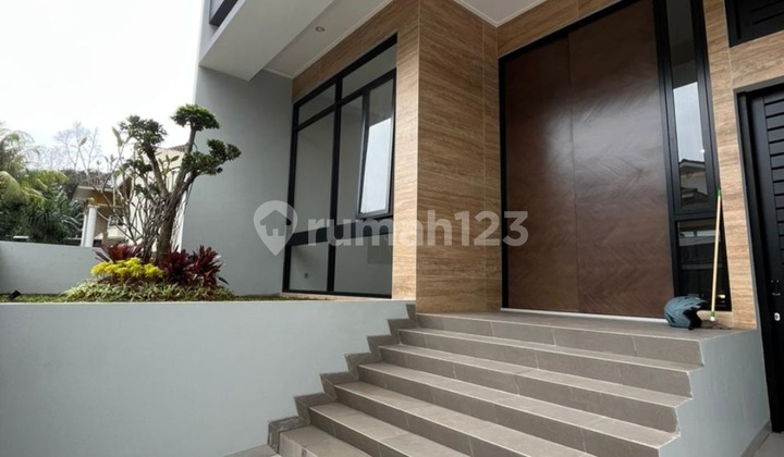 Rumah Exclusive Siap Huni dengan Kolam Renang di Mertilang Raya 2