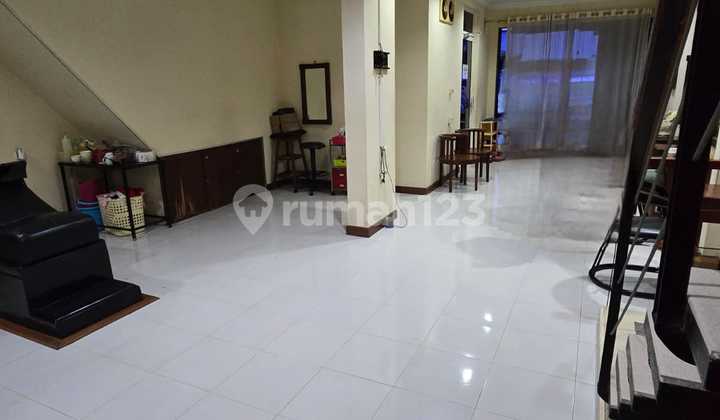 House Suitable for Business, Very Busy Location