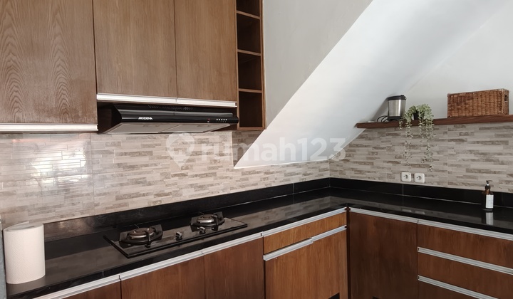 Rumah Dua Lantai Kesambi Fully Furnished SHM IMB Bebas Banjir Strategis 2