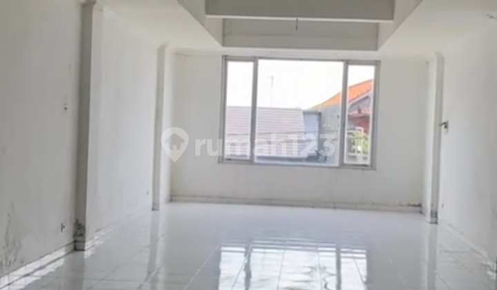 Ruko 3 Lantai Lokasi Sangat Strategis Cocok untuk Usaha Dagang