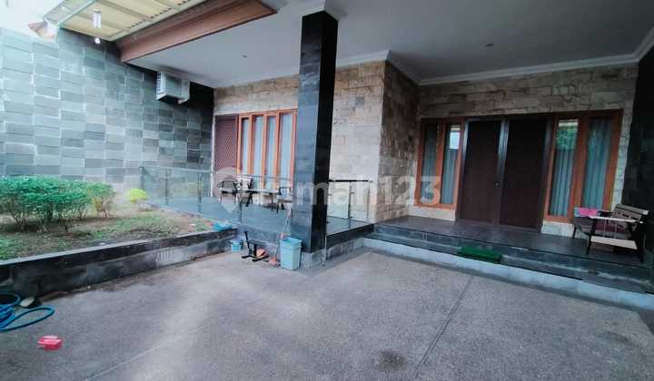 Luxury House Near Juanda Airport in the Siwalankerto Area 2