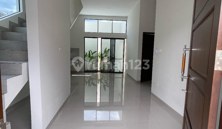 Rumah Siap Huni 2 Lantai Lokasi Strategis 