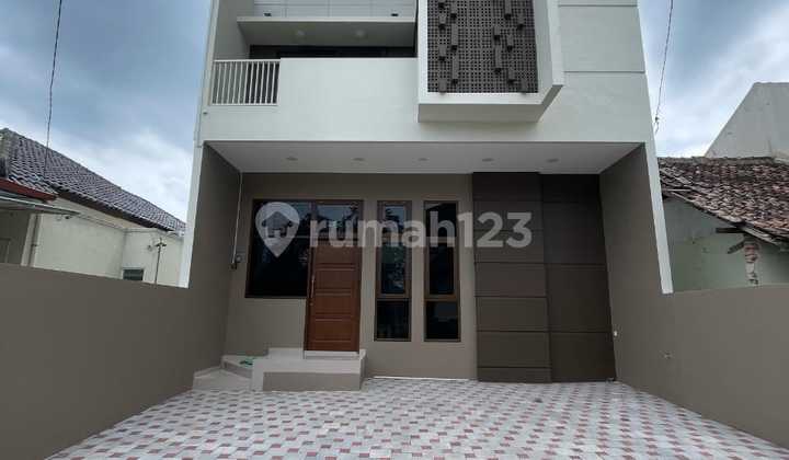 Rumah Siap Huni 2 Lantai Lokasi Strategis 