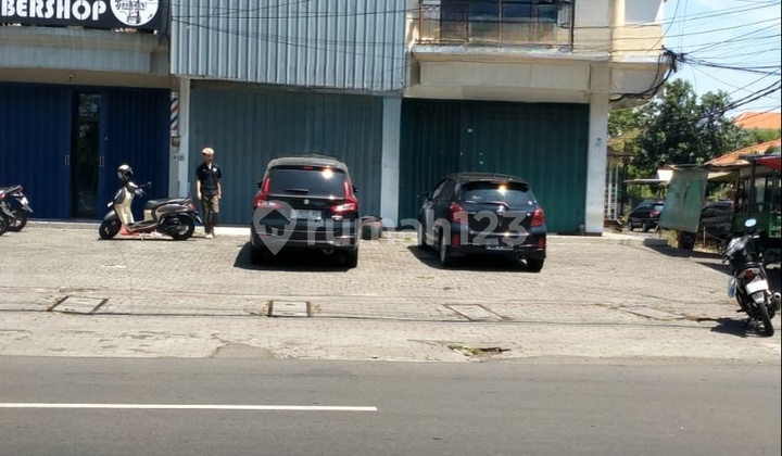 Ready-to-Use 3-Storey Shophouse, Hook Position, Suitable for Business Investment, Located on Jemursari Street. 2