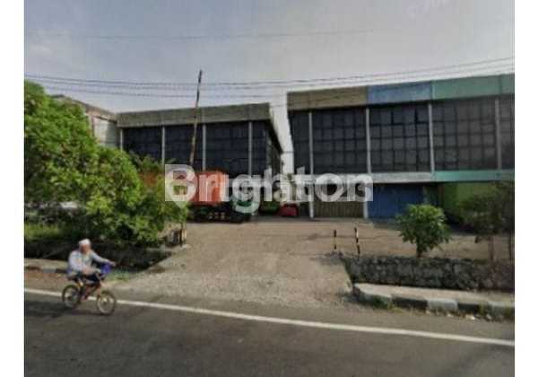 3-Storey Shophouse Ready for Occupancy, Highly Strategic Location Suitable for Office, Expeditions, etc. with Ample Parking on Jakarta Street near East Perak, Container Warehouse, and Perak Port.