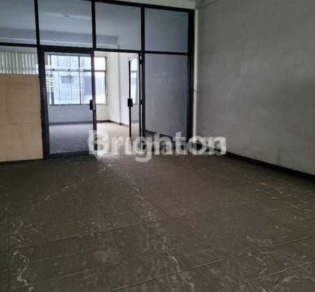 3-Storey Shophouse Ready for Occupancy, Highly Strategic Location Suitable for Office, Expeditions, etc. with Ample Parking on Jakarta Street near East Perak, Container Warehouse, and Perak Port. 2