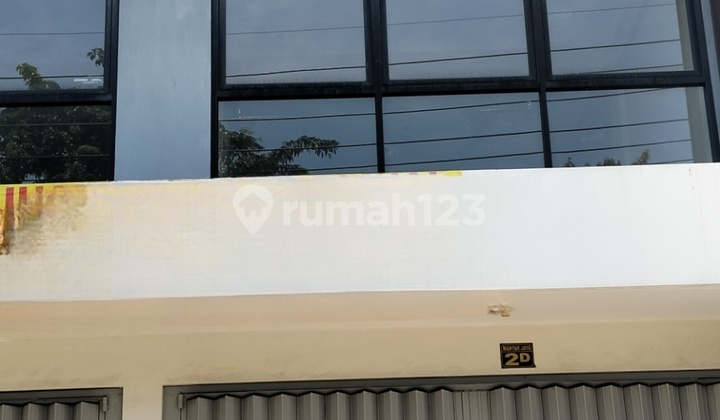 New 3-Story Shop House Ready to Use, Suitable for All Kinds of Business Investments in Manyar Jaya 2