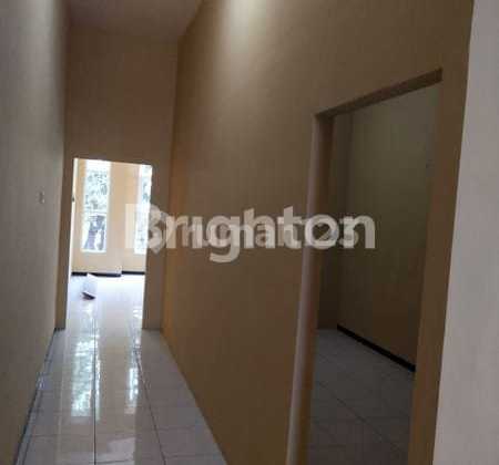 2-Story Shop House Ready for Use in a Strategic Area Near Terminal and Station, Very Suitable for Expedition Office and Culinary Business in Dibrigjen Katamso, Waru. 2