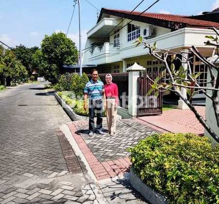Rumah Yang Asri Dan Sejuk 2 Lt Cocok Untuk Keluarga Atau Investasi Di Ketintang Dekat Ayani