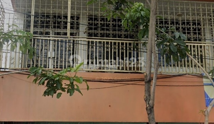 Very Wide 3-Storey Shop House Ready for Use, Ideal for Various Businesses: Office, Bank, Market, etc. Located in a Busy Area in Bubutan, Near Tugu Pahlawan, Pasar Turi, Pasar Atoom, etc.