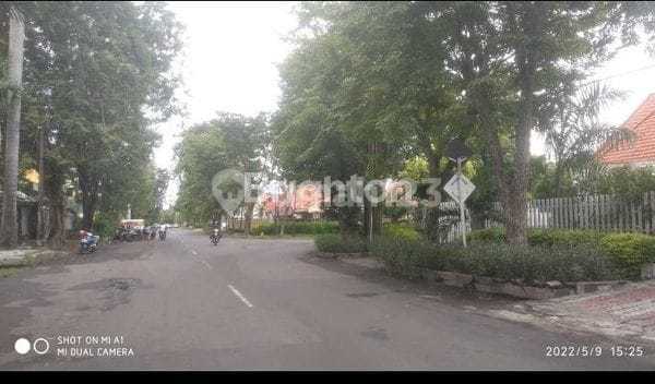 Price Dropped for Sale- Classic House in a Commercial Area, Hook Position, Move-In Ready, Ideal for Investment/Business on Jl. Supratman Near Jl. Kartini, Imam Bonjol, Pandegiling, Raya Darmo, Diponegoro 2